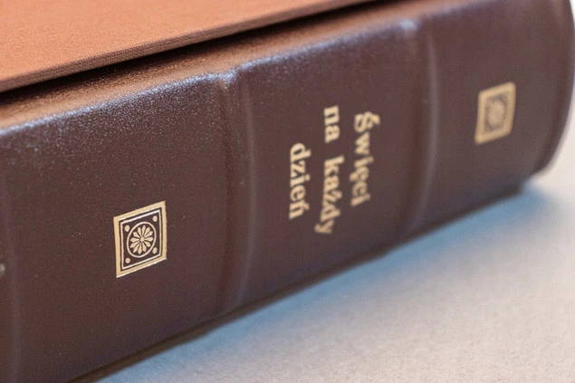 Skórzana oprawa ze złoceniami książki Święci na każdy dzień