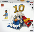 LEGO Editions 43013 Kylian Mbappé – Piłkarskie Moment 10; kolekcjonerski model 490 el.