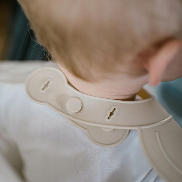 Silikonowy śliniak z regulowanym zapięciem Babyono 1639/04 beżowy