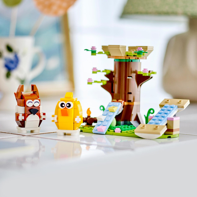 LEGO 40709 Wiosenny Plac Zabaw dla Zwierzątek: Wiewiórka, Ptak i Pisanki